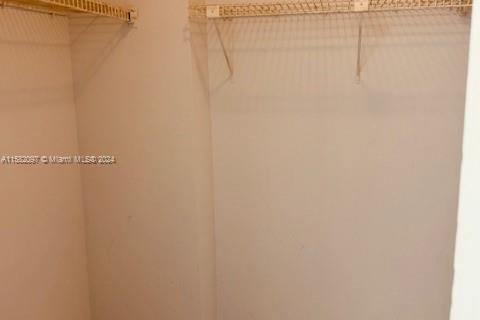 Condo in Miami, Florida, 1 bedroom  № 1179043 - photo 9