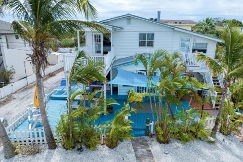 Casa en venta en Treasure Island, Florida, 3 dormitorios, 196.4 m2 № 1346723 - foto 1