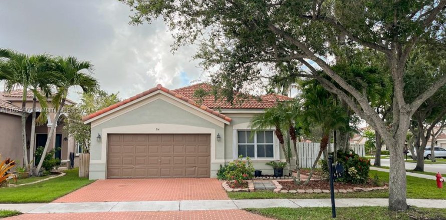 House in Weston, Florida 3 bedrooms, 151.24 sq.m. № 1295122