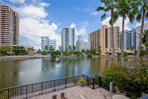 Condo in Miami Beach, Florida, 2 bedrooms  № 1230668 - photo 2