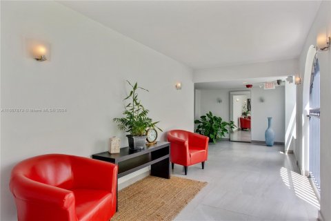 Condo in Miami Beach, Florida, 2 bedrooms  № 1230668 - photo 13