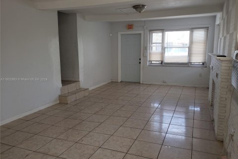 House in Hollywood, Florida 4 bedrooms, 124.12 sq.m. № 1347603 - photo 6