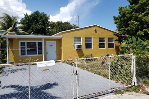 House in Hollywood, Florida 4 bedrooms, 124.12 sq.m. № 1347603 - photo 1