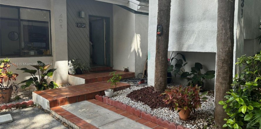 Townhouse in Miami, Florida 2 bedrooms, 125.42 sq.m. № 1384243