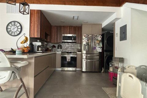 Adosado en venta en Miami, Florida, 2 dormitorios, 125.42 m2 № 1384243 - foto 2