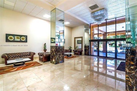 Condo in Sunny Isles Beach, Florida, 2 bedrooms  № 1384245 - photo 22