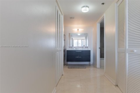 Condo in Sunny Isles Beach, Florida, 2 bedrooms  № 1384245 - photo 9