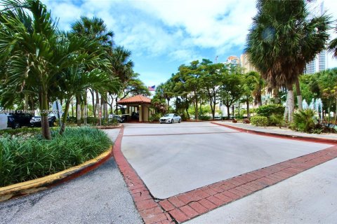 Condo in Sunny Isles Beach, Florida, 2 bedrooms  № 1384245 - photo 26