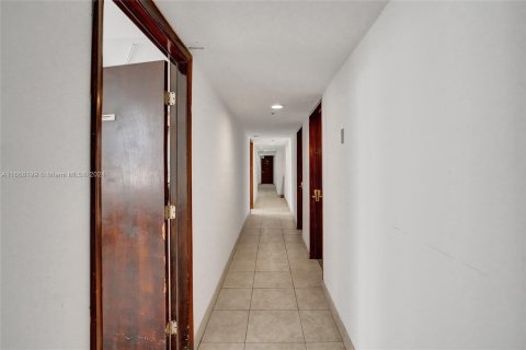 Propiedad comercial en venta en Miami, Florida № 1384362 - foto 24