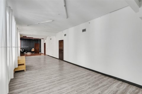 Propiedad comercial en venta en Miami, Florida № 1384362 - foto 26