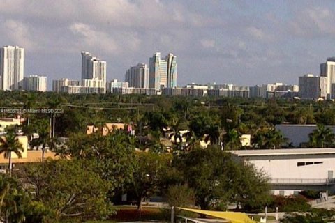 Condo in Hollywood, Florida, 1 bedroom  № 924363 - photo 16