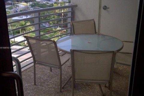 Condo in Hollywood, Florida, 1 bedroom  № 924363 - photo 17