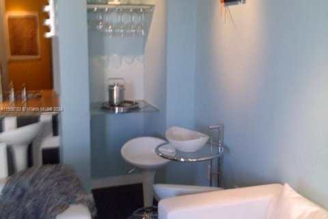 Condo in Hollywood, Florida, 1 bedroom  № 924363 - photo 14