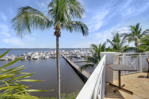 Condo in Stuart, Florida, 2 bedrooms  № 1216153 - photo 1