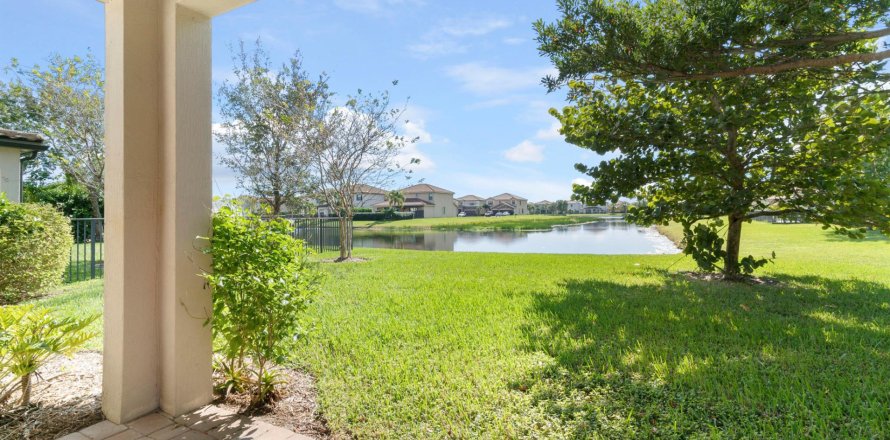 Villa ou maison à Lake Worth, Floride 4 chambres, 294.13 m2 № 1103405