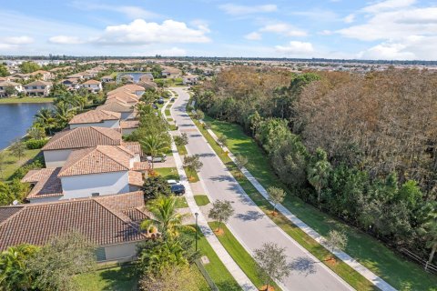 House in Lake Worth, Florida 4 bedrooms, 294.13 sq.m. № 1103405 - photo 16