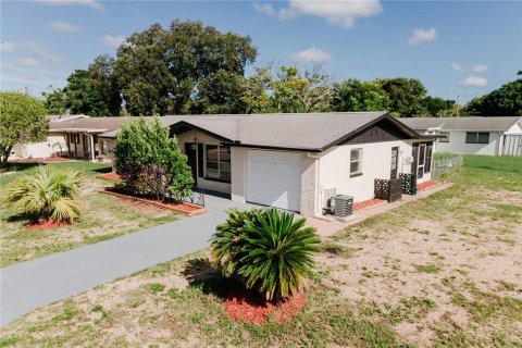 House in Port Richey, Florida 2 bedrooms, 92.9 sq.m. № 1349489 - photo 2