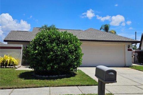 House in Tampa, Florida 3 bedrooms, 162.39 sq.m. № 1349481 - photo 2