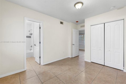 Apartment in Miami Springs, Florida 1 bedroom № 1348020 - photo 14