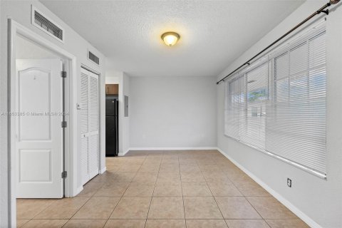 Apartamento en alquiler en Miami Springs, Florida, 1 dormitorio № 1348020 - foto 8