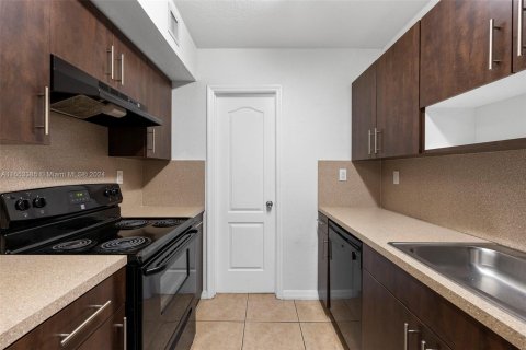 Apartment in Miami Springs, Florida 1 bedroom № 1348020 - photo 1