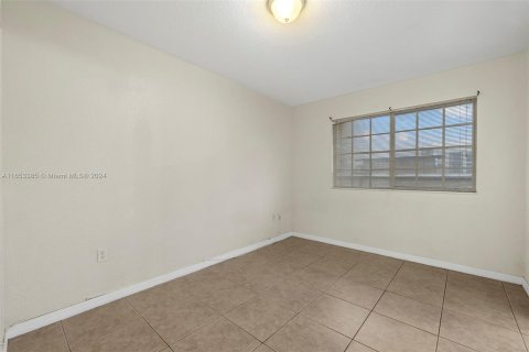 Apartment in Miami Springs, Florida 1 bedroom № 1348020 - photo 13