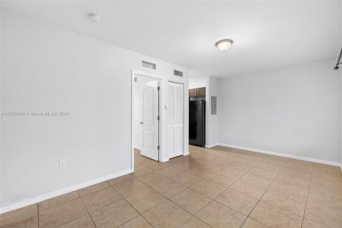 Apartment in Miami Springs, Florida 1 bedroom № 1348020 - photo 7