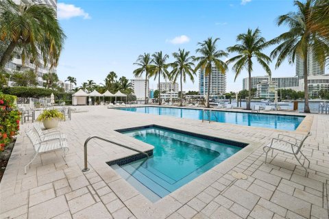 Condo in Miami Beach, Florida, 2 bedrooms  № 1358554 - photo 30