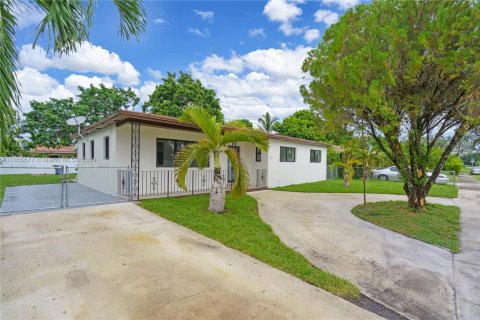 House in Miami, Florida 3 bedrooms, 127.74 sq.m. № 1358512 - photo 15