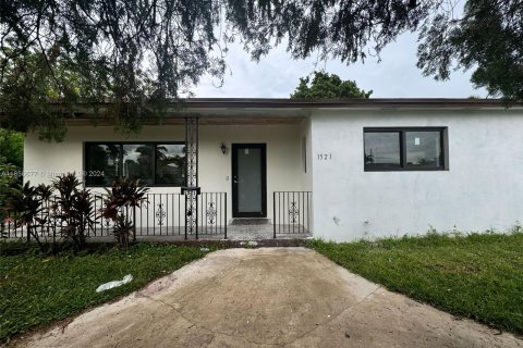 House in Miami, Florida 3 bedrooms, 127.74 sq.m. № 1358512 - photo 2