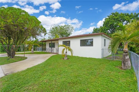 House in Miami, Florida 3 bedrooms, 127.74 sq.m. № 1358512 - photo 14