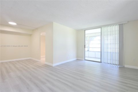 Condominio en venta en Tamarac, Florida, 2 dormitorios, 88.26 m2 № 1268747 - foto 2