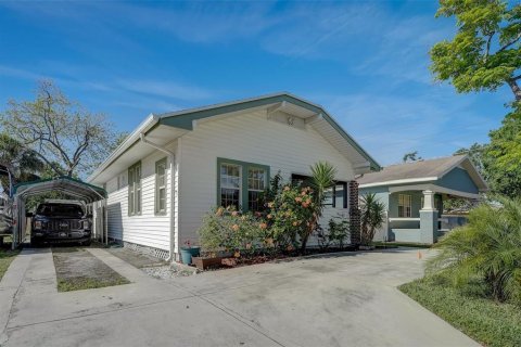 House in Tampa, Florida 3 bedrooms, 129.88 sq.m. № 1113250 - photo 2