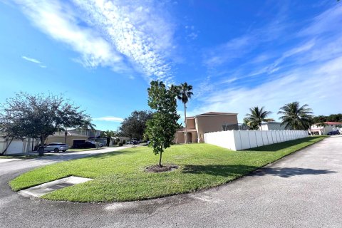 Villa ou maison à vendre à Deerfield Beach, Floride: 4 chambres, 174.1 m2 № 868512 - photo 2