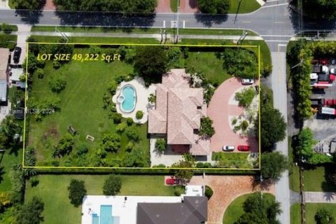 House in Miami, Florida 6 bedrooms, 487.09 sq.m. № 1329651 - photo 22