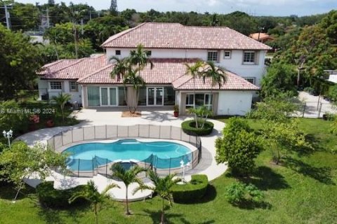 House in Miami, Florida 6 bedrooms, 487.09 sq.m. № 1329651 - photo 1