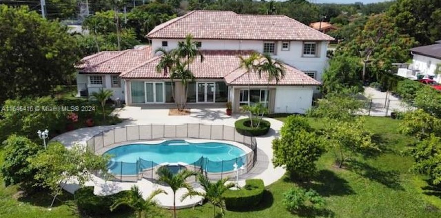 House in Miami, Florida 6 bedrooms, 487.09 sq.m. № 1329651