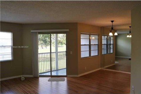Condominio en venta en Pembroke Pines, Florida, 1 dormitorio, 78.04 m2 № 983294 - foto 2