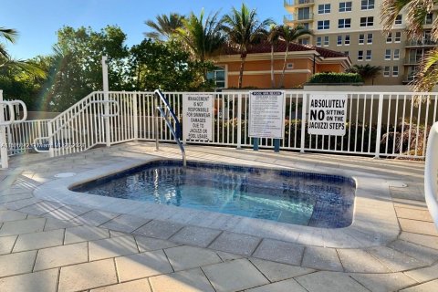 Condominio en venta en Hallandale Beach, Florida, 2 dormitorios, 115.94 m2 № 991155 - foto 25