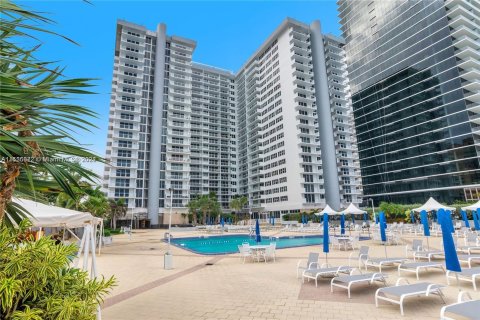 Condominio en venta en Hallandale Beach, Florida, 2 dormitorios, 115.94 m2 № 991155 - foto 22