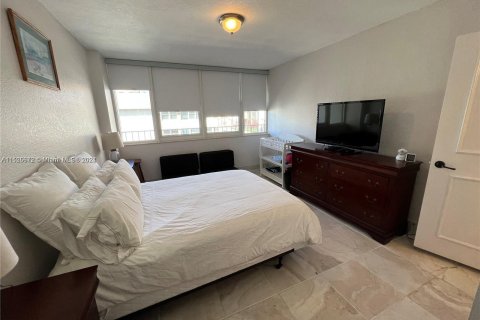 Condominio en venta en Hallandale Beach, Florida, 2 dormitorios, 115.94 m2 № 991155 - foto 18