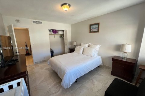 Condo in Hallandale Beach, Florida, 2 bedrooms  № 991155 - photo 17
