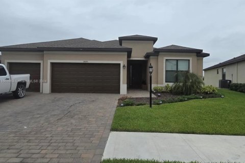 House in Lehigh Acres, Florida 4 bedrooms, 209.12 sq.m. № 1381762 - photo 2