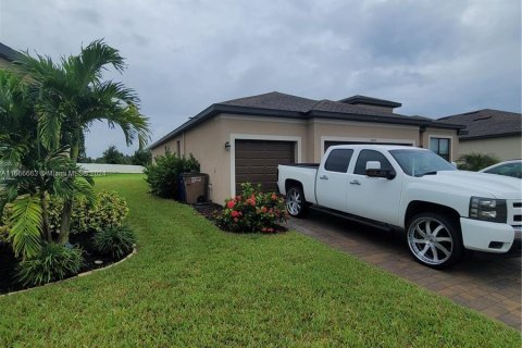 House in Lehigh Acres, Florida 4 bedrooms, 209.12 sq.m. № 1381762 - photo 4