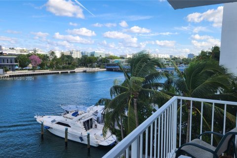 Condo in Bay Harbor Islands, Florida, 2 bedrooms  № 1394351 - photo 29