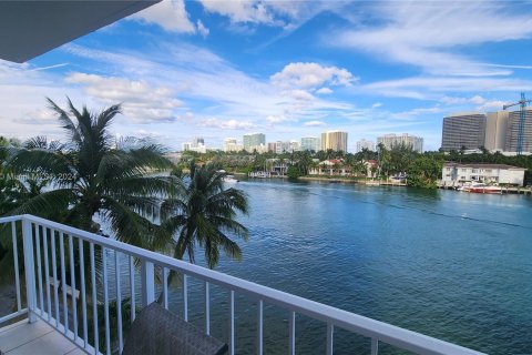 Condo in Bay Harbor Islands, Florida, 2 bedrooms  № 1394351 - photo 28