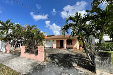 House in Miami, Florida 3 bedrooms, 138.8 sq.m. № 1427327 - photo 1