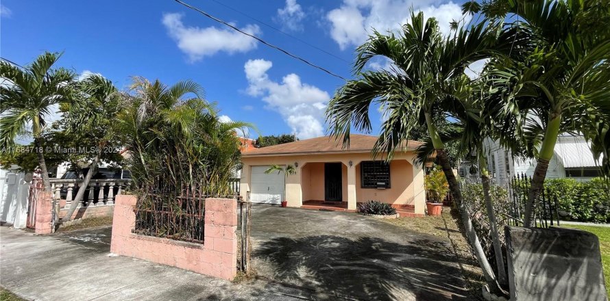 House in Miami, Florida 3 bedrooms, 138.8 sq.m. № 1427327