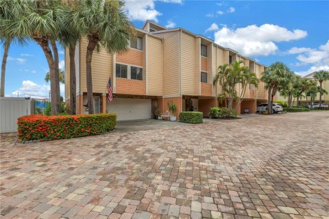 Townhouse in Treasure Island, Florida 2 bedrooms, 171.4 sq.m. № 1303691 - photo 1