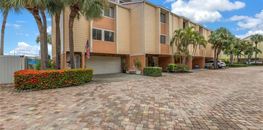 Townhouse in Treasure Island, Florida 2 bedrooms, 171.4 sq.m. № 1303691